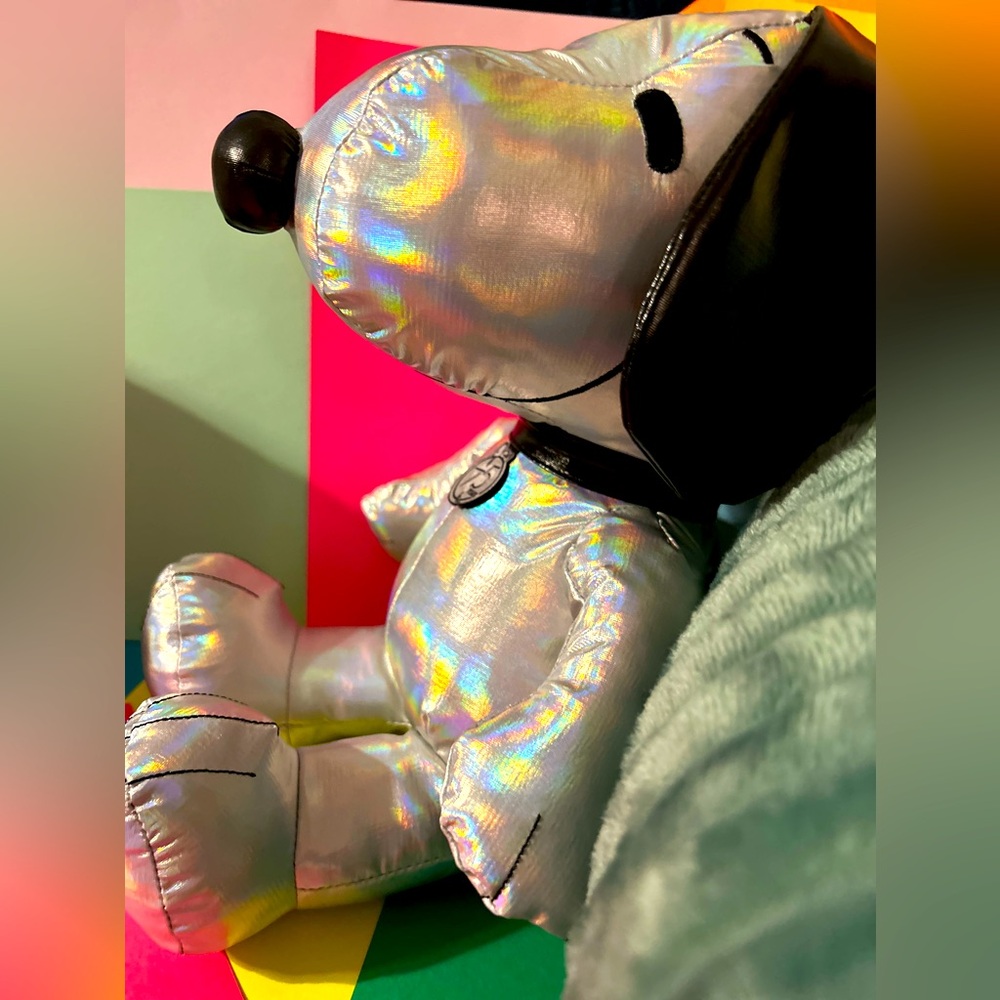 2025 Holographic SNOOPY 75 year Collectible Snoopy Dog - Picture 3 of 6